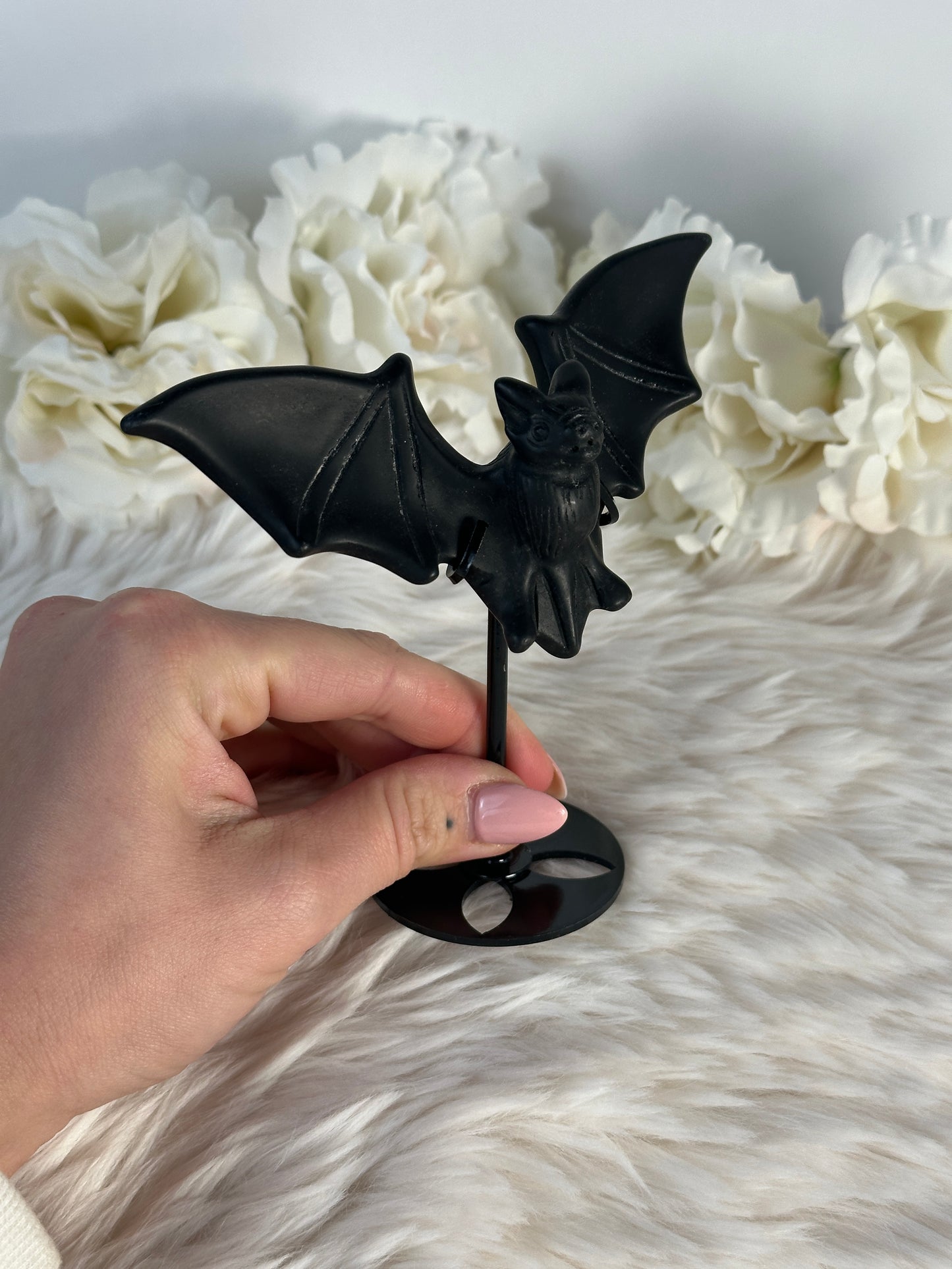 Obsidian Fledermaus Carving auf Halterung AV39
